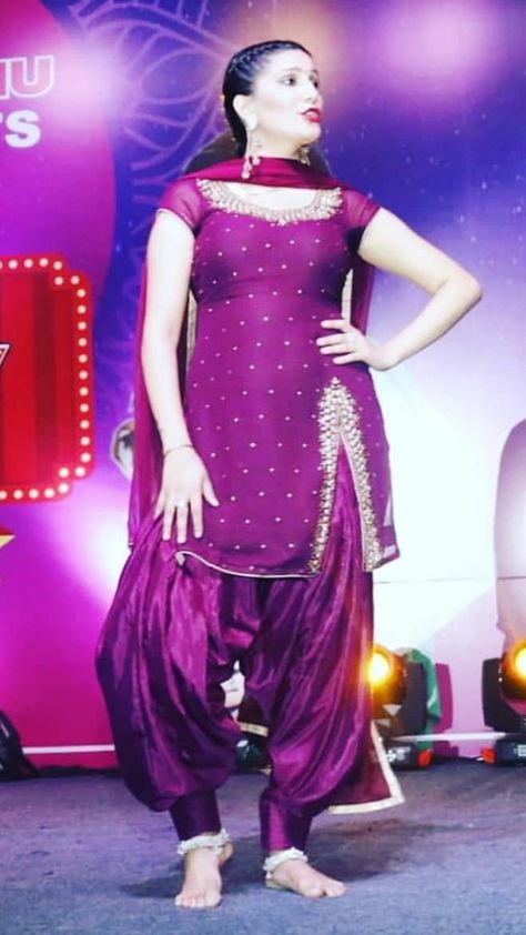 Sapna Chaudhary Suit, Suit Back Design, Suit Pose, Hole Wallpaper, Punjabi Wedding Suit, Sapna Choudhary, Tv Reality, Patiala Suit Designs, Poet Quotes