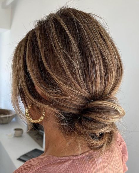 Casual Rolled Chignon Updo Jennifer Aniston Updo, Casual Updos For Medium Hair, Hair Dos For Wedding, Messy Low Bun, Casual Updo, Hair For Wedding, Long Short Hair, Hair Up Do, Inspired Hairstyles