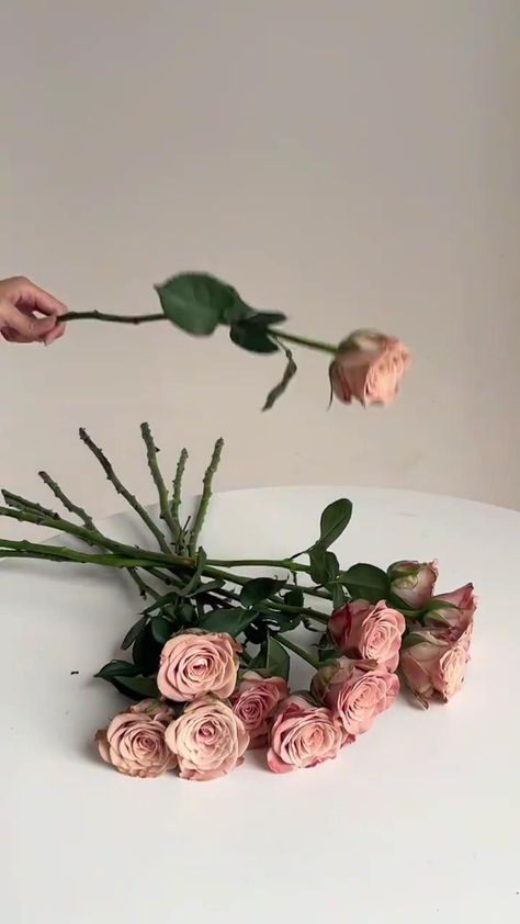 Stylish Ways to Wrap a Bouquet in Paper Handmade Bouquet Of Flowers, Creative Flower Bouquet, Fresh Flower Bouquets Diy, Flower Wrapping Tutorial, Rose Bouquet Ideas, Rose Bouquet Tutorial, Bouquet Ideas Diy, Rose Bouquet Wrapping, Wrap A Bouquet In Paper