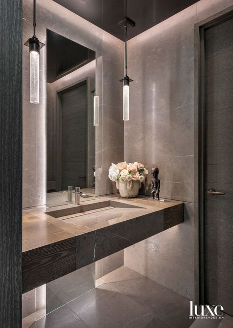 Hunziker conceived the powder room as a dramatic and moody space. An Axor Citterio faucet is set within the vanity. The Fizz pendants are by ET2. Manhattan Beach Homes, Luxury Powder Room, Powder Room Lighting, Guest Toilet, Powder Room Design, Bathroom Pendant, Architecture Home, Luxurious Home, Beach Retreat