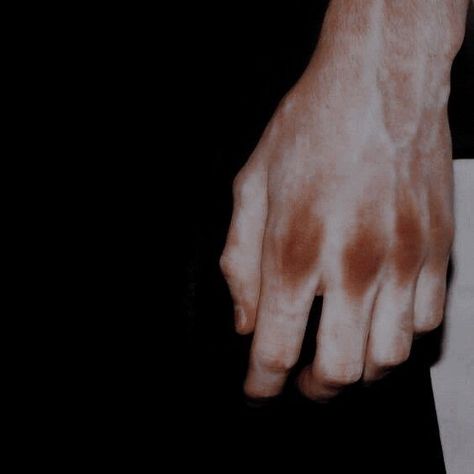 Lucky Blue Smith, 남자 몸, Hand Reference, Pretty Hands, Daryl Dixon, Fotografi Potret, Character Aesthetic, The Villain, Draco Malfoy