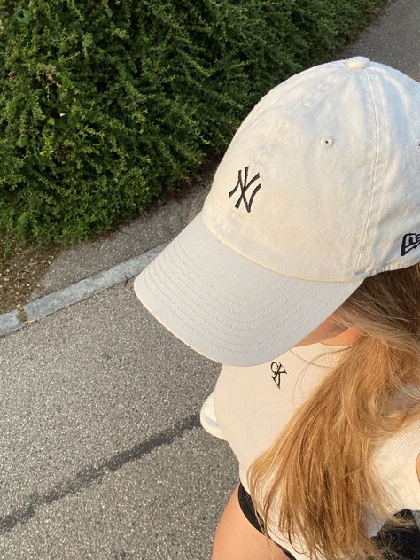 Girl With Cap Aesthetic, Cap For Girls Style, White Cap Outfit, Athletic Girl Aesthetic, She Gets The Girl, Girls Wearing Hats, Blonde Aesthetic, Yankees Cap, Hat Aesthetic