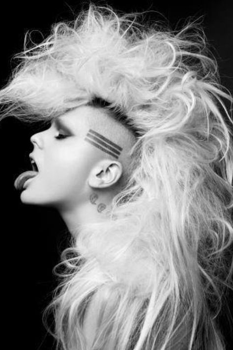 Outrageous! #MohawkMonday Rock Hairstyles For Long Hair, Chicas Punk Rock, Punk Mode, Punk Rock Hair, Rock Hairstyles, Look Grunge, Punk Hair, Ombré Hair, Punk Girl