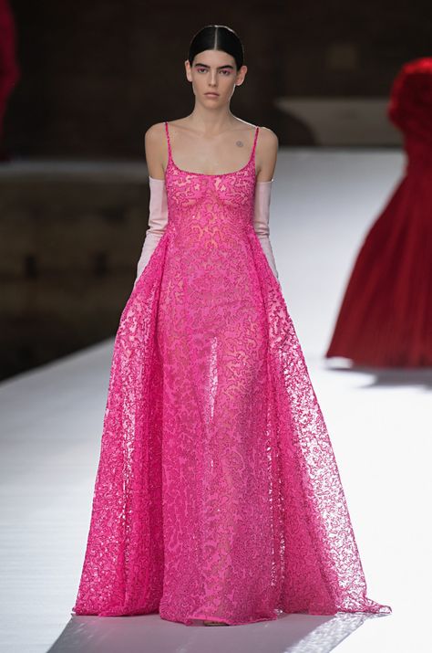 Valentino Turns Venice Into an Artful Fashion Stage — Bringing the Magic Back Valentino Couture 2022, Pierpaolo Piccioli, Valentino Gowns, Look Rose, Runway Fashion Couture, Valentino Haute Couture, Valentino Fashion, Valentino Couture, Valentino Dress