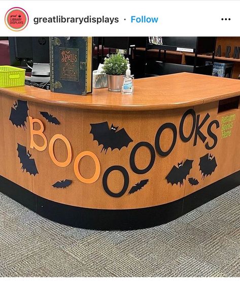 Library Decorations Ideas, Creative Library Displays, Seasonal Library Displays, Thanksgiving Library Display Ideas, Cozy School Library Ideas, School Library Halloween Decorations, Elementary Library Ideas Decor, Teentober Library Ideas, Elementary Library Decor Themes