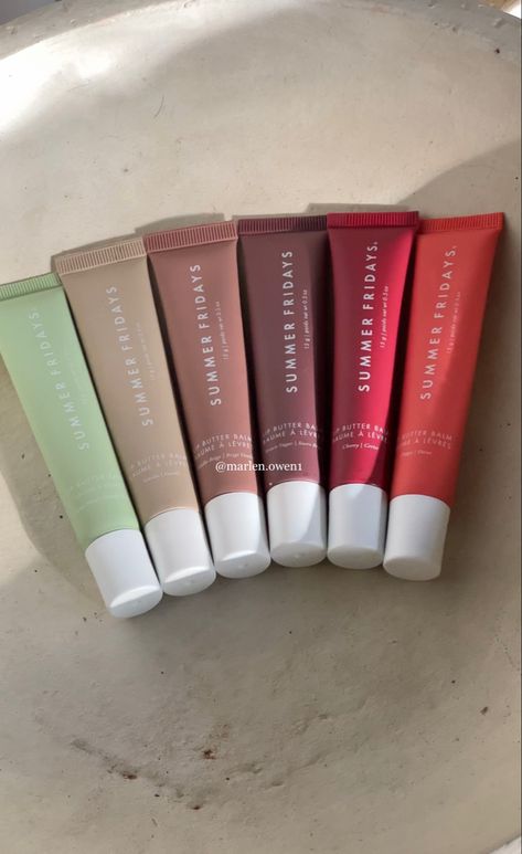 All Summer Fridays lip balms lined up. Makeup. Lip Butter Balms. Green. Beige. Brown. Cherry Red. Pink. Orange. Christmas Wishlist For Teens, Παπούτσια Nike Free, Balzam Na Pery, Summer Fridays Lip, Dag Make Up, Makeup Bag Essentials, Sephora Skin Care, Lip Gloss Collection, Gloss À Lèvres