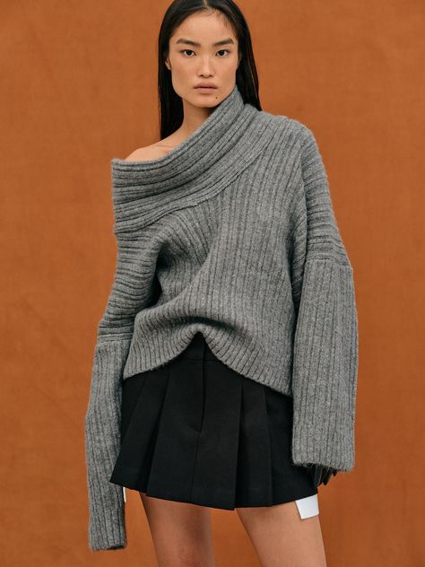 Sweater Weather — DNAMAG Pull Oversize, Solid Color Sweater, Winter Chic, Estilo Chic, Sweater Collection, Oversized Knitted Sweaters, Collar Designs, Asymmetrical Tops, Source Unknown