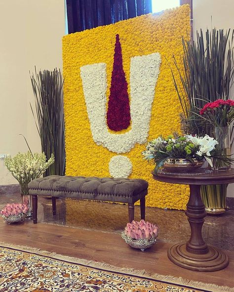 @decorsutra on Instagram: “These Marigolds will always make us fall in love with their elegance.. Beautiful & traditional floral wall setup by @saudaminisharma…” Indian Traditional Decoration Ideas, Back Drop Decorations For Pooja, Traditional Ganpati Decoration, Gruha Pravesham Decoration Ideas, Traditional Backdrop Decoration, Flower Decoration For Ganpati, Leaf Decor Wedding, Ganpati Decoration Theme, Flower Wall Decoration