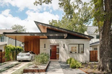 A fabulous contemporary dream home created for empty nesters in Texas Exterior Bungalow, Modern Carport, Stucco Siding, Wood Cladding, Spacious Kitchens, Mid Century Modern House, Architect Design, Dream Home Design, Contemporary House