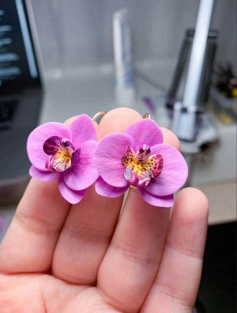 Cercei Din Lut Polimeric, Orchid Earrings, Polymer Clay Flower Jewelry, Diy Earrings Polymer Clay, Smart Auto, Phalaenopsis Orchid, Purple Orchids, Earrings Purple, Earrings Flower