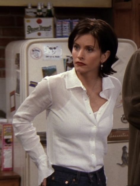 Short Hair Monica Geller, Monica Friends Hair Short, Monica Gellar Short Hair, Monica Geller Hair Season 2, Monica Friends Short Hair, Monica Friends Hair, Monica Geller Haircut, Monica Geller Short Hair, Friends Monica Outfits