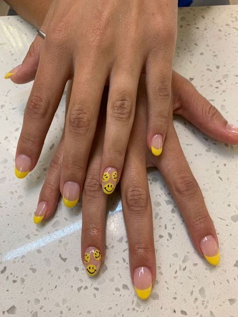 Happy Acrylic Nails, Yellow Happy Face Nails, Nails Art Yellow, Happy Nail Ideas, Summer Nail Inspo Multicolor, Happy Face Nail Designs, Nail With Smiley Face, Smiley Nails Happy Faces, Smiley Face Nail Design