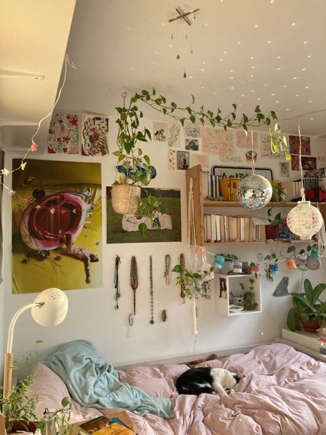 Soft Pastel Bedroom Aesthetic, Mirrorball In Bedroom, Aesthetic Bedroom Ideas Pastel, Soft Indie Room, Dark Dorm Room Aesthetic, College Dorm Inspiration, Fangirl Bedroom, Inspiration Room Ideas, Posters Plants