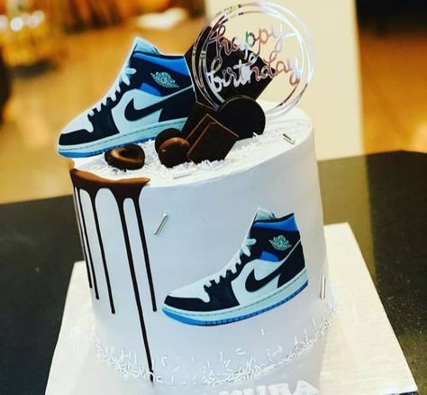 Sneaker Head Cakes, Jordan 1 Birthday Cake, Sneaker Theme Cake, Jordan 1 Cake Ideas, Sneaker Ball Cake Ideas, 16 Birthday Cake For Boys, Jordan Theme Cake, Nike Cake Ideas Birthdays, 17th Birthday Cake Boy