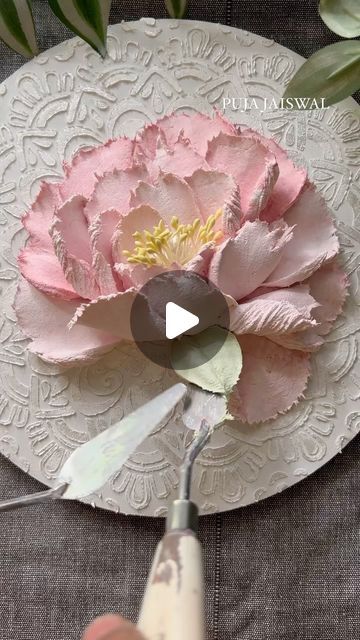 Flower Sculpture Painting, Sculpture Art Tutorial, Flower Painting Texture, Plaster Flower Art, Floral Sculpture Art, Texture Art Tutorial, Texture Art Flowers, Clay Work On Canvas, Sculpture Painting Tutorial