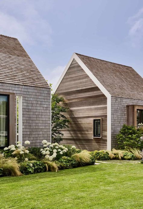 Transitional Style Home Exterior, French Drains, Workshop Apd, Homes Architecture, Luxurious Garden, Luxury Homes Exterior, Modern Courtyard, Central Courtyard, Nantucket Home