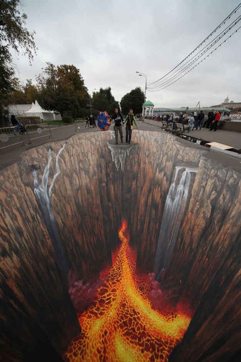 33 Brain-Melting Works Of 3-D Sidewalk Chalk Art - BuzzFeed Mobile Edgar Mueller, 3d Sidewalk Art, Illusion Kunst, Street Art Illusions, Pavement Art, 3d Chalk Art, Urbane Kunst, Sidewalk Chalk Art, Sidewalk Art