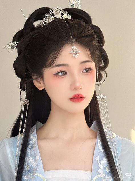 Historical Chinese Hairstyles, Ancient China Hairstyles, Ancient Chinese Makeup, Chinese Hairstyle Traditional, Lore Building, Traditional Asian Hairstyles, Chinese Traditional Hairstyles, Hanfu Makeup, Traditional Chinese Hairstyle