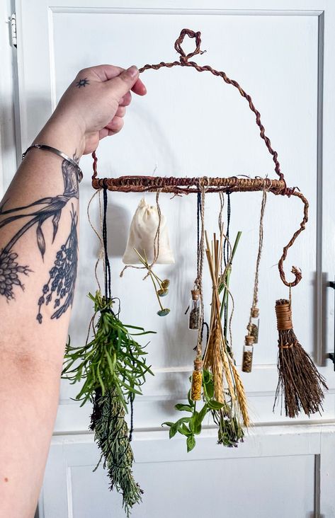 Herb Hanger, Herbalist Recipes, Witch Pentacle, Herb Rack, Herb Drying, Hanging Herbs, Witch Herbs, Plant Hanging, Hedge Witch