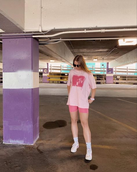 Pink Oversized Tshirt Outfit, Pink Biker Shorts Outfit, Pink Tshirt Outfit, Skate Girl Outfit, Pink Shorts Outfits, Biker Shorts Outfit Summer, Pink Shirt Outfit, Shirt Outfit Summer, Biker Shorts Outfit