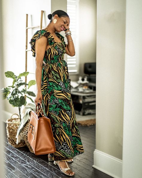 https://www.awedbymonica.com/blog1/my-summer-dress-affair-with-hm/ Summer Ankara Outfits, Ankara Outfits, African Bridesmaid Dresses, Outfits For Summer, Ghanaian Fashion, African Fashion Traditional, Pelo Afro, Linen Summer, Effortlessly Chic Outfits