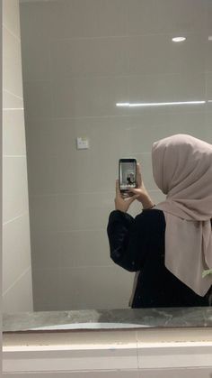 Miror Hijab Selfi Iphone, Girl Iphone Wallpaper, Beautiful Eyes Pics, Instagram Dp, Girls Mirror, Hijab Aesthetic, Hijabi Aesthetic, Muslimah Aesthetic, Beautiful Quotes About Allah