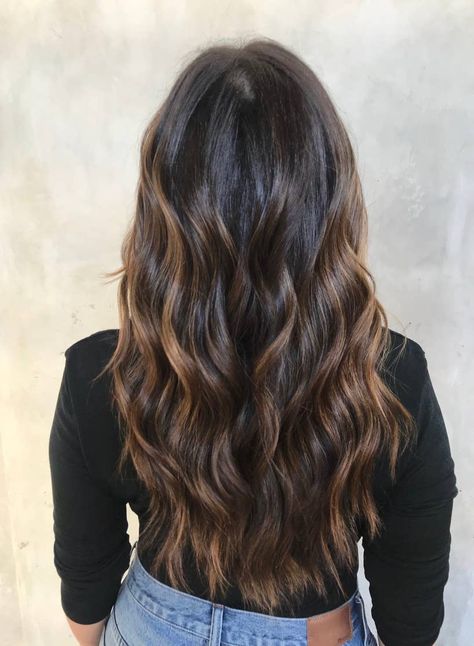 Cold Brew Hair Color Is Trending For Fall 2018 Cold Brew Hair, Brown Hair Trends, Rambut Brunette, Curly Hair Trends, Brown Hair Shades, Chocolate Brown Hair, Brown Hair With Blonde Highlights, Hair Color Light Brown, Brunette Balayage Hair