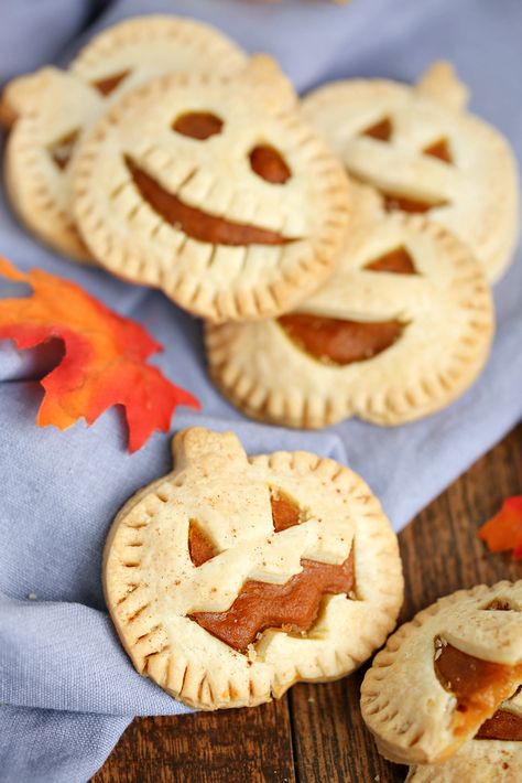 Jack O Lantern Cookies, Pumpkin Shaped Cookies, Autumn Cookies, Desserts With Few Ingredients, Hand Pie Recipes, Hand Pie, Halloween Treats For Kids, Easy Halloween Food, Pumpkin Pies