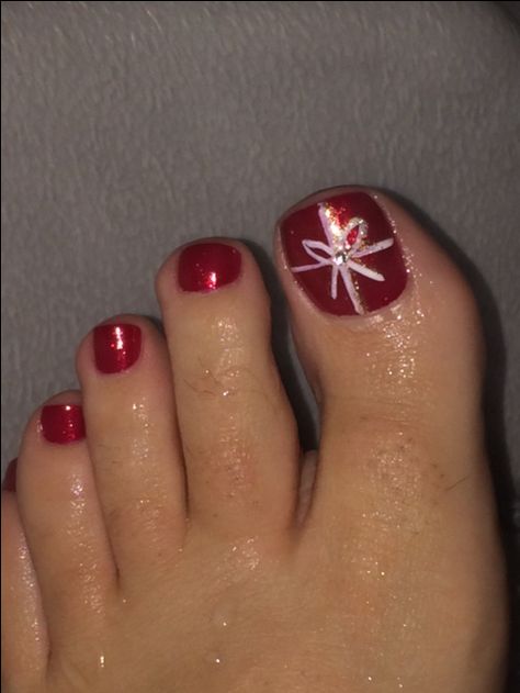 Christmas package toe nail design. Christmas Toes, Toe Nail Design, Nail Art Noel, Holiday Nails Christmas, Pretty Toe Nails, Pedicure Designs, Christmas Nail Art Designs, Nails Christmas, Nails Polish