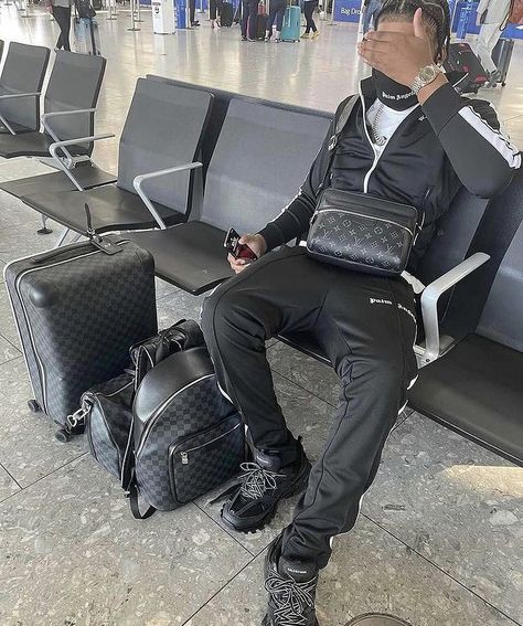 Uk Street Fashion, Rapper Outfits Men, Tracksuit Outfit Mens, Men Tracksuit Outfit, Balenciaga Track Outfit, Airport Outfit Men, Fashion Men Streetwear, Uk Street Style, Street Fashion Men