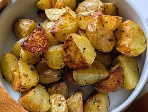 roasted ptatoes Jefferson Fisher, Crispy Roasted Potatoes, Perfect Roast Potatoes, Italian Potatoes, Main Recipes, Rosemary Roasted Potatoes, Roasted Potato Recipes, Salmon Potato, Lunch Appetizers