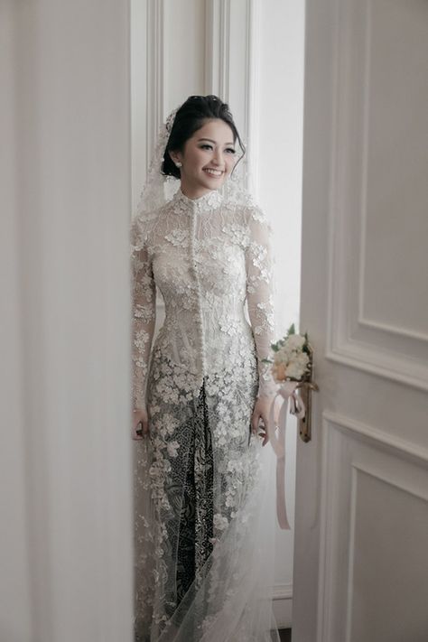 Reception Outfit For Bride, Dress Brokat Modern, Kebaya Akad, Kebaya Lace, Nikah Outfit, Baju Kahwin, Kebaya Wedding, Kebaya Modern Dress, Indonesian Wedding