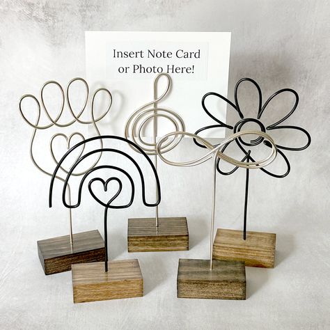 Wire art that can be displayed as is or add a special photo, note card, recipe or letter. Place on a shelf, table, mantle or window ledge to bring a smile to every day. Give as a unique gift for parents, couple, friends, Mom or anyone special for an anniversary, birthday, holiday or just because! ****If selecting a set of 5, please leave a note to seller at check out with which designs and how many you would like. (Example: 2 paw prints, 1 rainbow, 1 flower) No more than 5 signs per set. Message Thick Wire Crafts, Aluminum Wire Art, Craft Wire Ideas, Wire Art Diy, Wire Crafts Easy, Wire Photo Holder, Metal Wire Sculpture, Metal Wire Art, Wire Letters