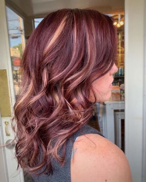 Burgundy Hair With Highlights, Purple Blonde Hair, Brown Hair With Caramel, Fall Szn, Red Hair With Blonde Highlights, Wine Hair Color, Red Hair With Highlights, Hair Elegant, Brown Hair With Caramel Highlights