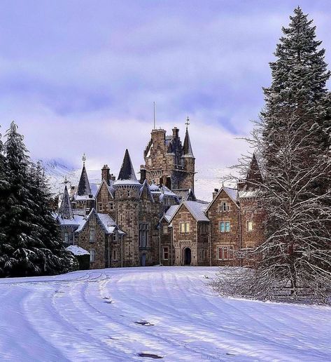 Gefällt 37.5 Tsd. Mal, 185 Kommentare - Castles of Scotland (@castlesofscotland) auf Instagram: „Ardverikie House by @chazyomazzy is the site of an earlier shooting lodge leased in 1844 to the…“ Queen Victoria And Prince Albert, Lodge Aesthetic, Mansion Aesthetic, English Country Manor, Scottish House, City Sketch, Visit Scotland, Stately Home, Scottish Highlands