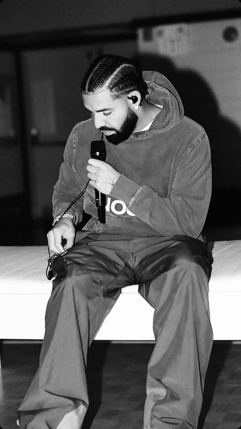 Drake 2023, Drake Outfit, Drake Tattoos, Drake Rapper, Chris Brown Outfits, Champagne Papi, Drake Photos, Drizzy Drake, Drake Drizzy