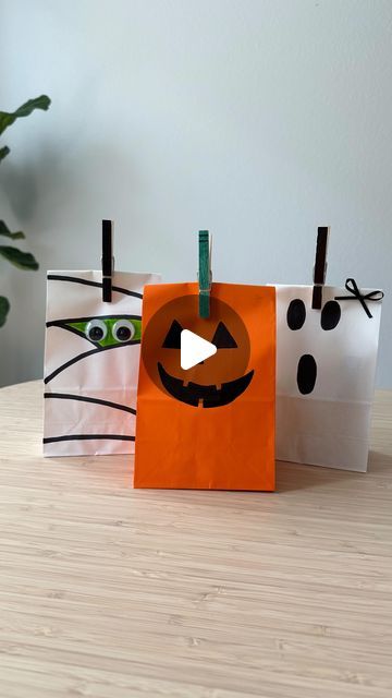 l i n z y ✌🏼 on Instagram: "Halloween treat bag idea 👻🎃 These can be filled with treats for the classroom, candy or fun little inexpensive toys. You can write the kiddos names on the clothespins if needed too!   #diytreatbag #halloweenideas #halloween2024 #teacherideas #teacherhacks #spooky #craftymama #diymama" Halloween Bags For Kids School, Halloween Goodie Bag Ideas For School, Diy Halloween Goodie Bags For Kids, Trick Or Treat Bags To Hand Out, Halloween Bags For Kids Trick Or Treat, Halloween Package Ideas, Halloween Candy Bags Diy, Diy Halloween Candy Bags, Halloween School Treats Bags