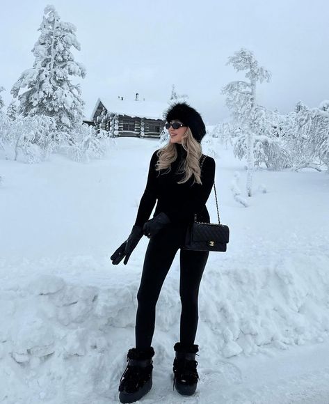 All Black Winter Outfit, Girl In Snow, Freya Killin, Ski Trip Outfit, Winter Outfits Snow, Playlist Music, Party Playlist, Winter Travel Outfit, Classy Winter Outfits