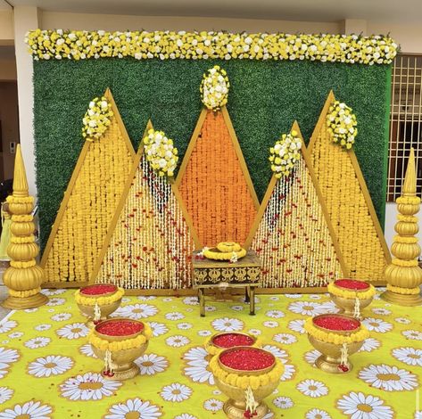 Haldi Backdrop Stage Decorations, Haldi Ceremony Decorations Indoor, Haldi Theme Decoration, Mangala Snanam Decoration, Panchalu Function, Haldi Stage Decoration, Haldi Stage, Haldi Theme, Haldi Backdrop