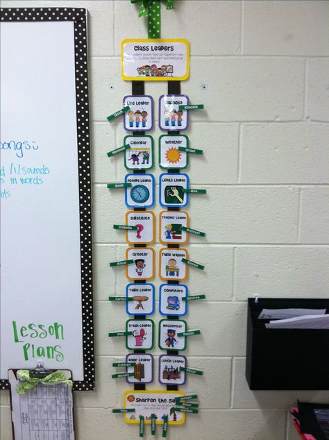 Classroom jobs rotation with clothes pins, includes a week off. I love the simplicity and that it doesn't have to take up an entire bulletin board like pretty much every other classroom job charts I've seen. Merit Chart For Kindergarten, Classroom Jobs Board, Classroom Jobs Display, Classroom Job Chart, Classroom Job, Classroom Helpers, Behavior Rewards, Class Jobs, Job Chart