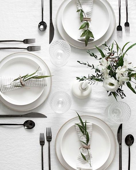 Minimal Table Setting, Table Settings Everyday, Modern Tablescape, Minimal Table, Modern Table Setting, Tafel Decor, Christmas Dinner Table, Easter Table Settings, Dinner Table Setting