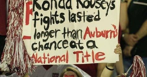 Punny signs that really give off the trashiest jokes Football Fan Signs, College Game Day Signs, Game Day Signs, College Football Bowl, Cheap Beer, College Gameday, College Football Games, College Game Days, Cuss Words