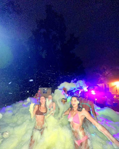 19 Birthday, Sweet Sixteen Birthday Party Ideas, Foam Party, Neon Birthday, Shotting Photo, Summer Pool Party, Summer Fun List, Party Pictures, Summer Goals