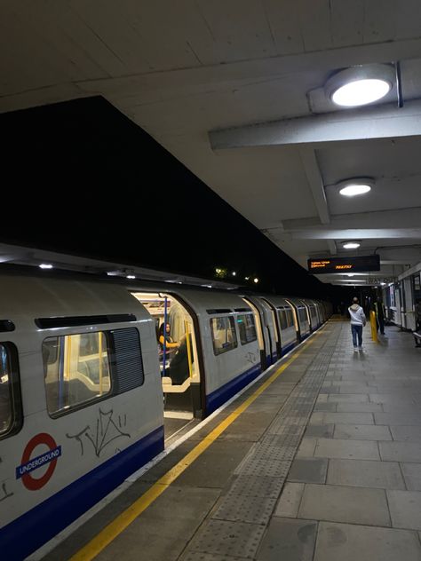 Tube London, Underground Train, London Underground Tube, Urban Pictures, Poster Presentation, Underground Tube, London Wallpaper, Bus Interior, London Girl