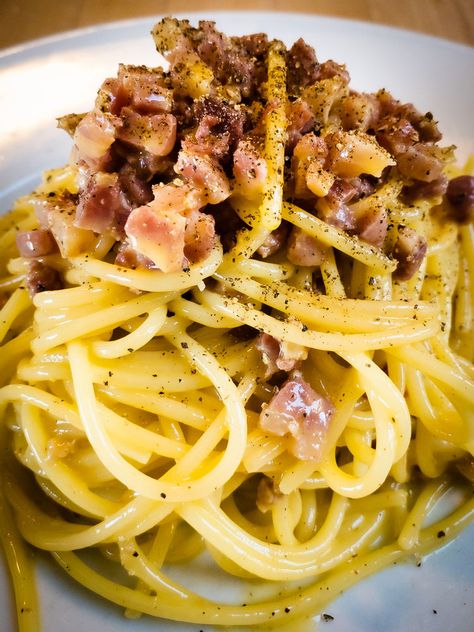 Carbonara Authentic, Traditional Italian Food Recipes, Authentic Italian Spaghetti, Classic Carbonara Recipe, Timballo Recipe, Italian Carbonara, Authentic Spaghetti, Classic Carbonara, Tagliatelle Recipe