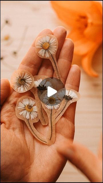 Pressed Flower Ideas Crafts, How To Make Diy Stickers, What To Do With Pressed Flowers, Hygge Crafts, Pressed Flowers Diy, Dried Flowers Diy, Make Stickers, Pressed Flower Crafts, Making Stickers