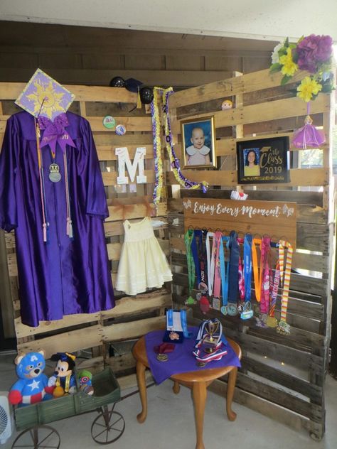 Graduation Party Picture Display, Graduation Display, Plane Hacks, Grad Party Theme, Graduation Party Pictures, High School Graduation Party Decorations, College Grad Party, Graduation Party Table, Backyard Graduation Party