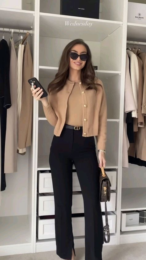 Celana Khaki, Ținute Business Casual, Casual Work Outfits Women, Stylish Work Attire, Business Outfits Women, Corporate Outfits, Populaire Outfits, Business Casual Outfits For Work, Professional Wear