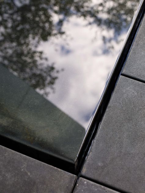 A detail view shows how the reflecting pool, a seamless sheet of water, flows into the hidden fountain vault below. Andrea Cochran, Urban Landscaping, Overflow Pool, Reflection Pool, French Garden Design, Detail Arsitektur, Indoor Water Features, Water Temple, Spa Jacuzzi