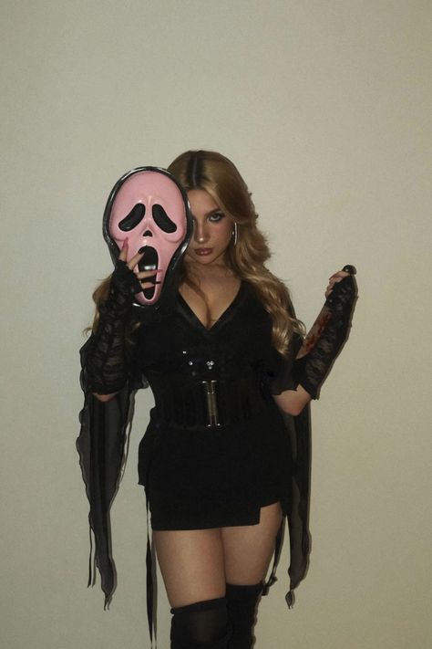 Girly Ghostface Costume, Girly Scream Costume, Pink Ghostface Mask, Ghostface Without Mask, Baddie Halloween Costumes Black, Pink Ghostface Costume, Ghostface Female Costume, Sydney Prescott Costume, Pink Scream Mask